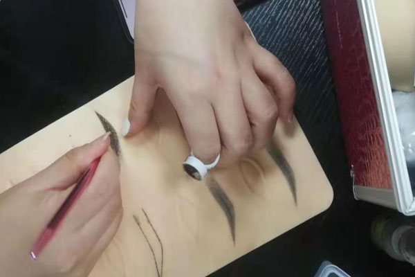 郑州化妆学校排行榜，个性化教学学校一览