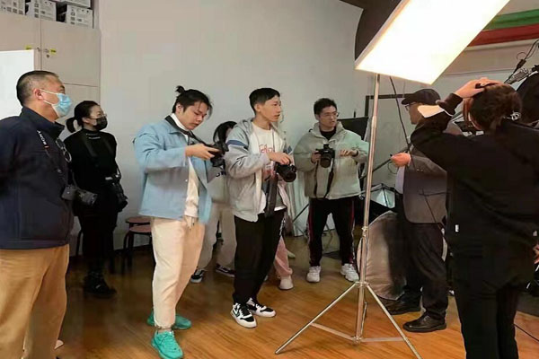 郑州哪有化妆学校？学术声誉不错的学校推荐