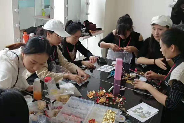 青岛化妆培训机构哪家好？榜单前三机构