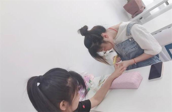 深圳美甲培训学校哪个好？定制化课程方案